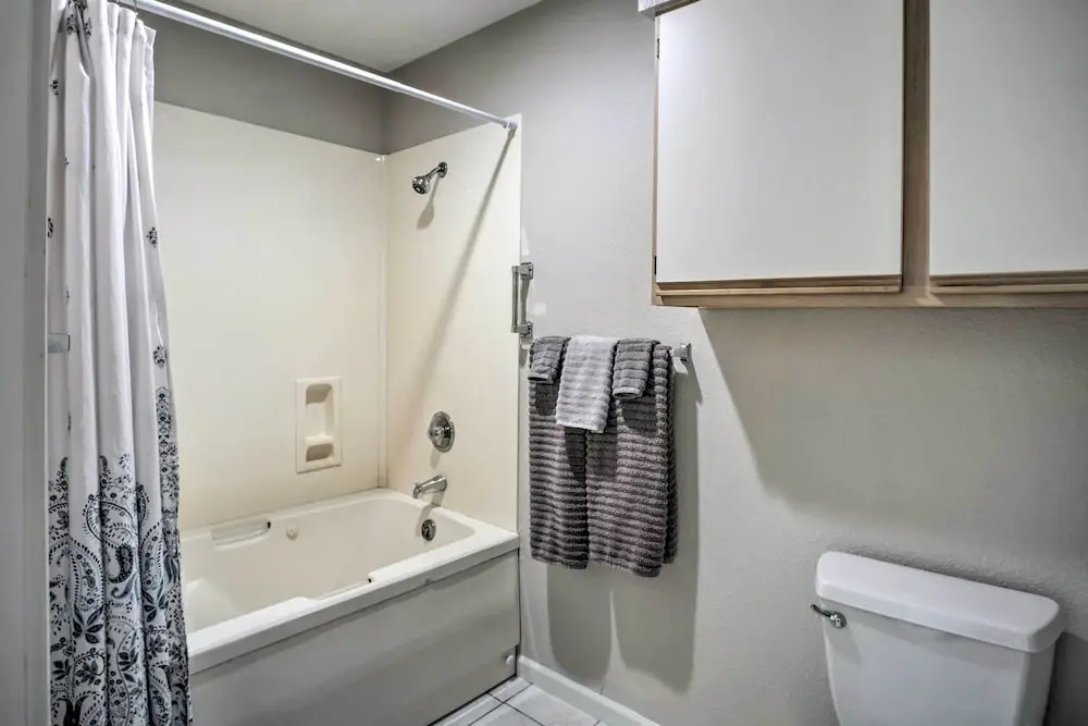 < 1 Mi to Branson Strip: Condo on Golf Course!