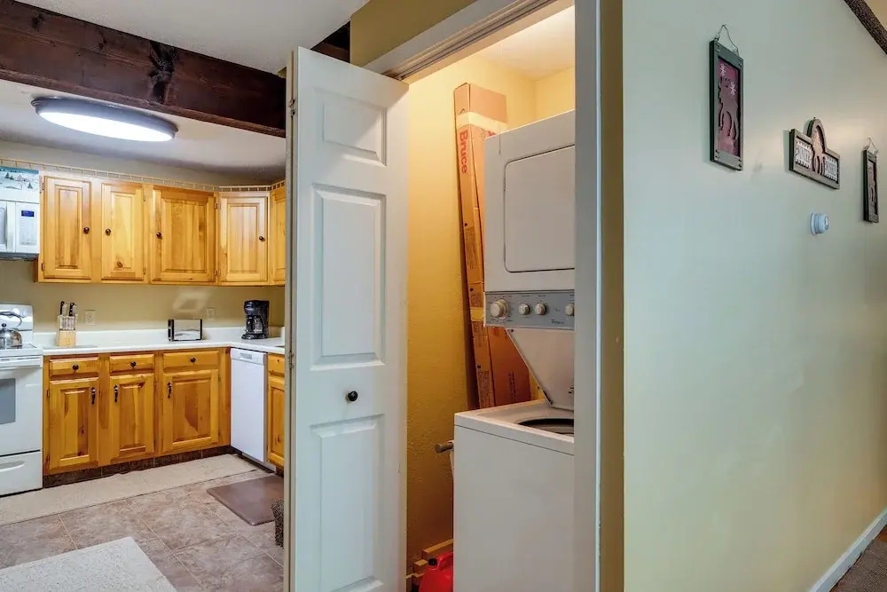 Bartlett Townhome w/ Balcony: 1 Mi to Ski Resort!
