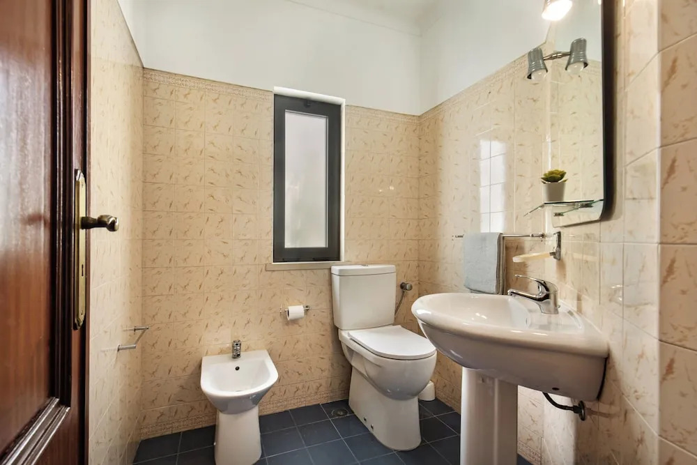 Residential cul-de-sac walking distance to centre, private pool, free AC wifi