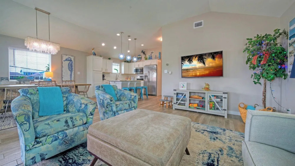 Tickle My Fansea by Avantstay Mins to Shore + Private Pool + Lounge Stylish Beach House