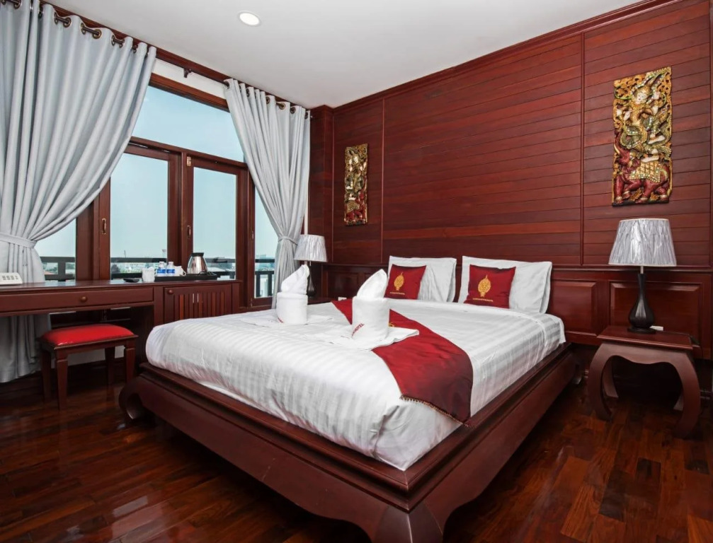 Manorom Chateau Hotel