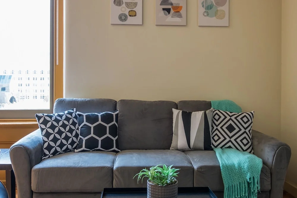 High-Rise Downtown Apts by Frontdesk