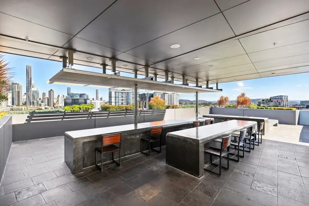 Elegant Inner-city 1-bed With Rooftop Dining