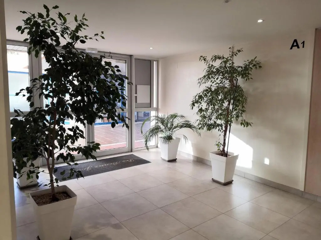 2 pièces climatisé avec balcon dans le vieil Antibes, résidence moderne avec ascenseur