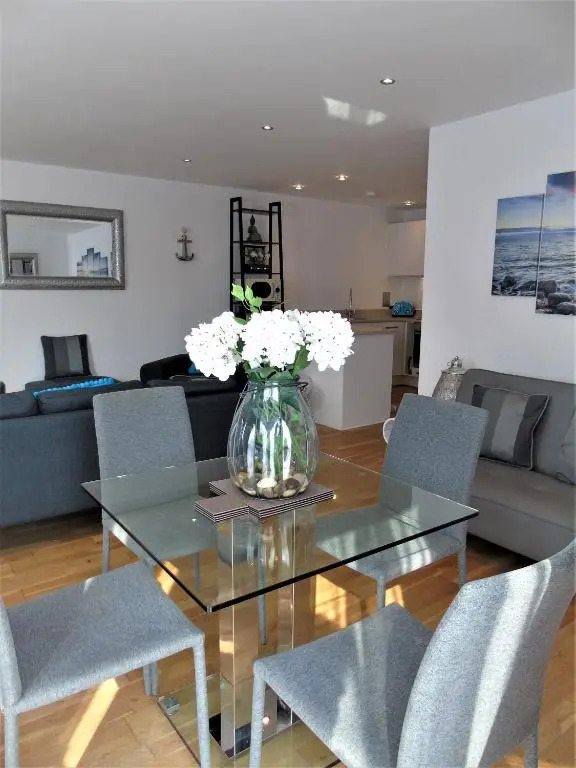 Seaview, Luxury apartment, 2 min walk to both Porth and Whipisderry beaches