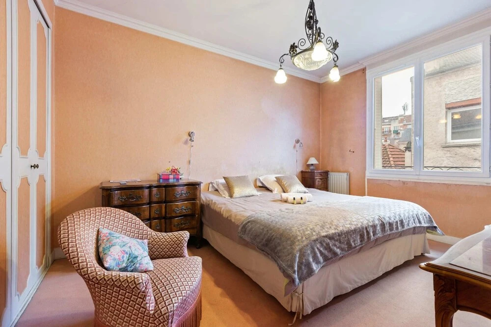 Red and Rustic Home Near Bois de Vincennes for 7 pax