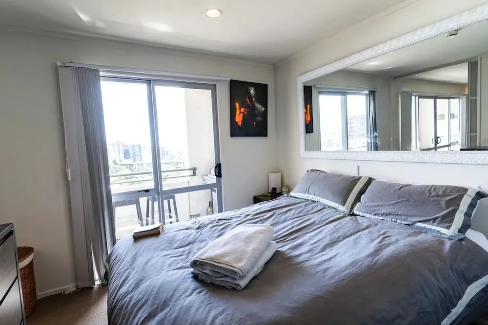 Sunny 2 Bedroom Flat in Grafton with City Views