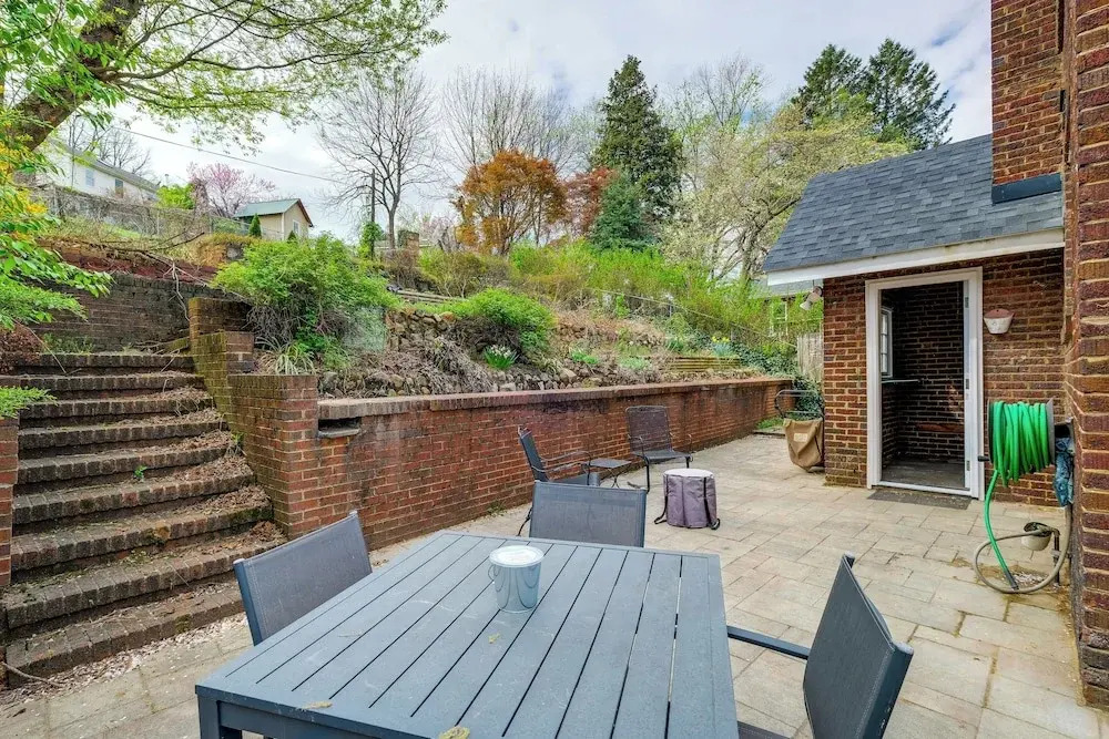 1 Mi to Dtwn Roanoke: Home w/ Yard & Mtn View!