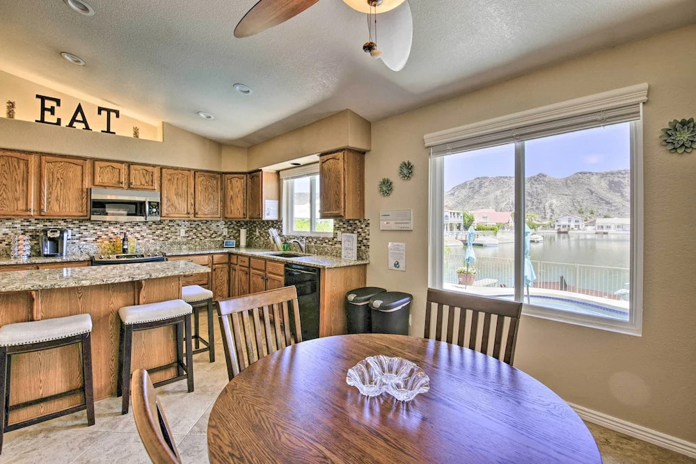 Boat Dock, Game Room! Lakefront Glendale Getaway