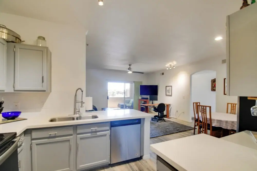 'red Rox' Phoenix Condo w/ Patio ~ 3 Mi to Airport