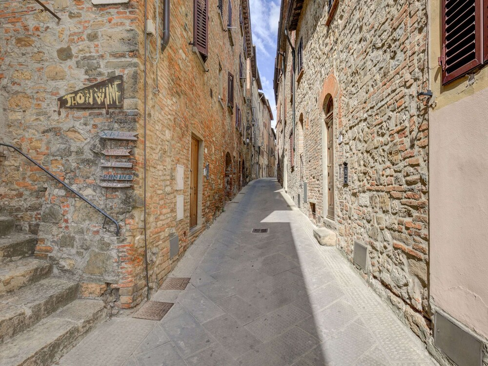 Varna Charm: Tuscan Getaway