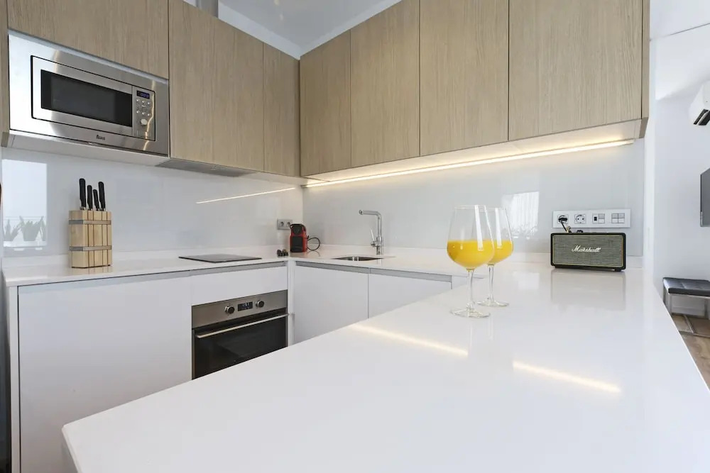 Santa Isabel Street, Private rooms