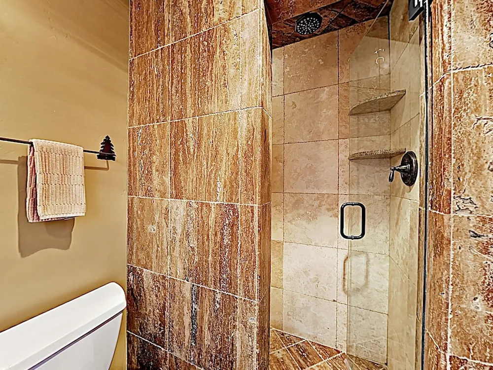 New Listing! Alpine Gem W/ Hot Tub, Near Lift 3 Bedroom Condo