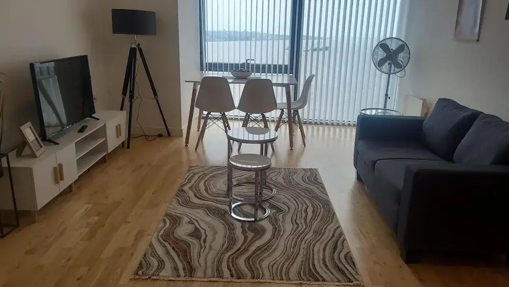 Apartmentsleeps5-city-tv-wifi-seaview