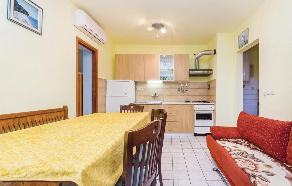 Beautiful Home in Povile With Wifi and 2 Bedrooms