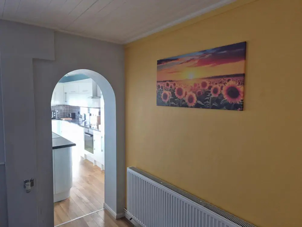 Cosy 1BR Hideaway - Hot Tub, Wifi & Private Pond