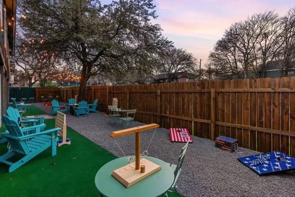 Fast Wifi Desks  SoCo DT Zilker -Pet
