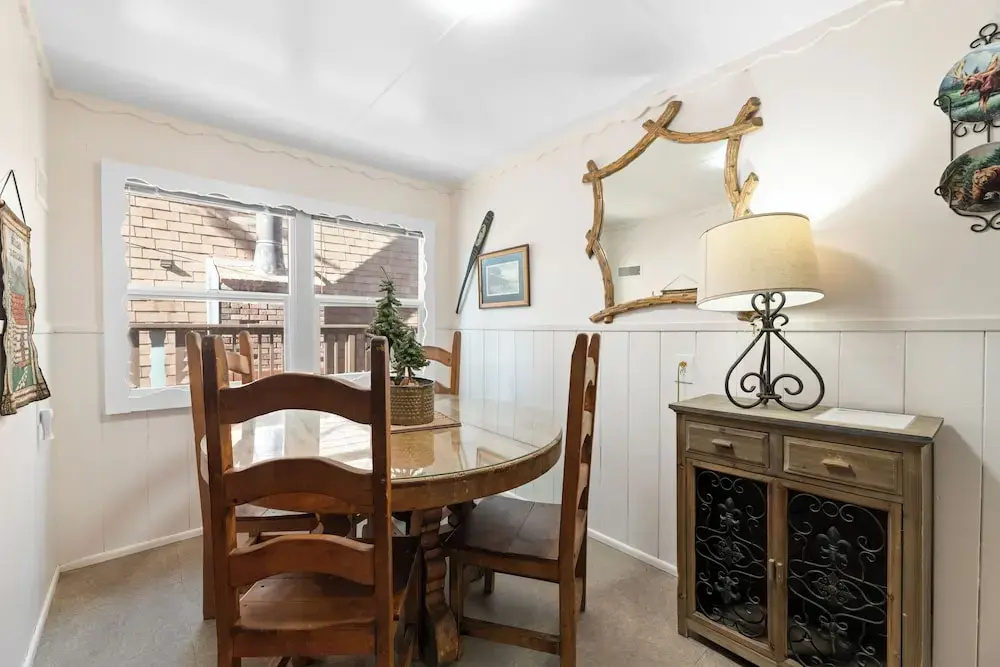 Lake Cottage - Vintage Big Bear Cabin close to The Village and Lake