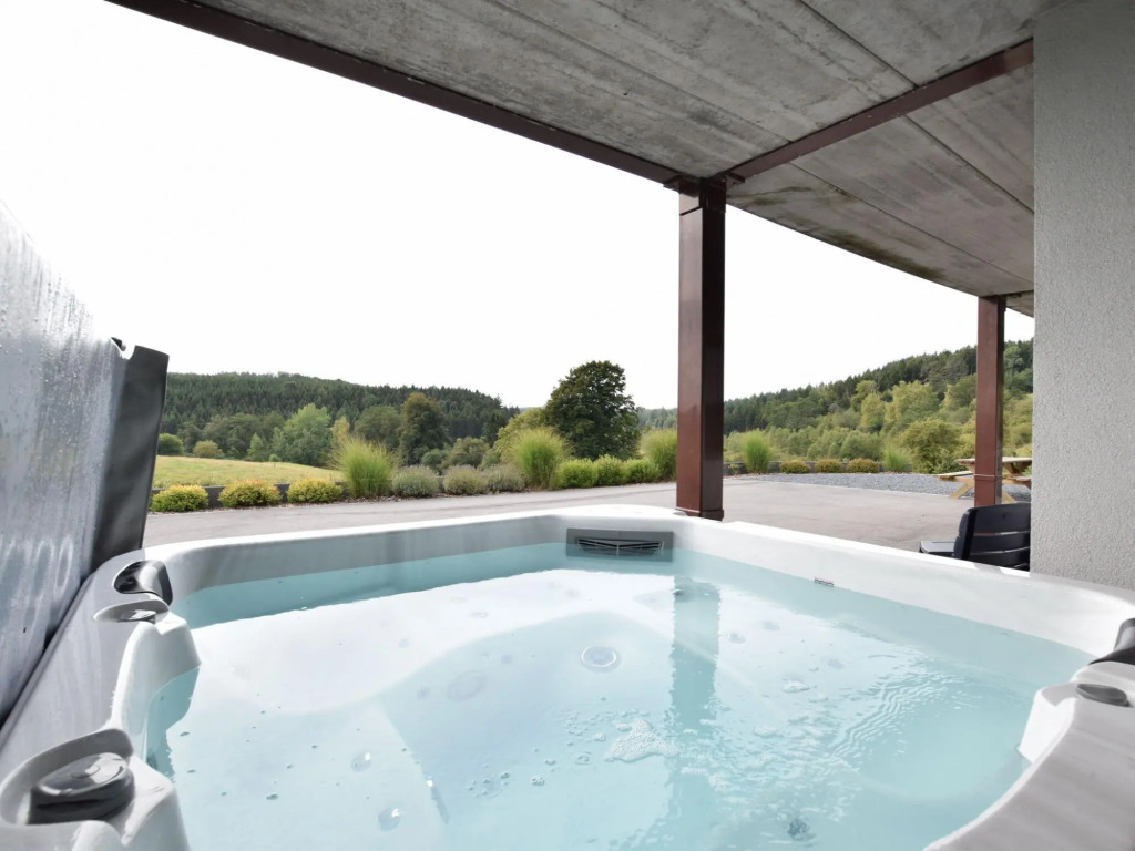 Classy Holiday Home in Martilly with bubble bath