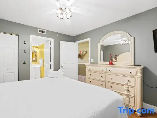 Pelican Beach 111