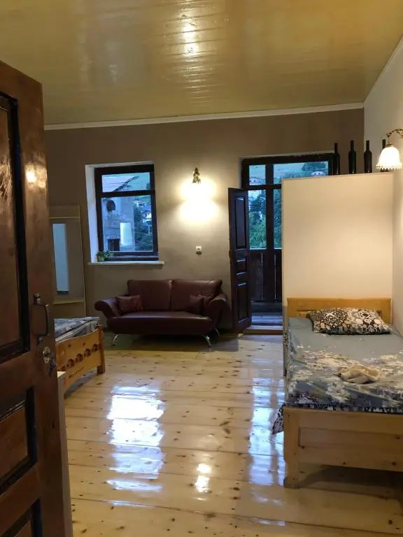 Travel Inn House Mestia • მოგზაურის სახლი