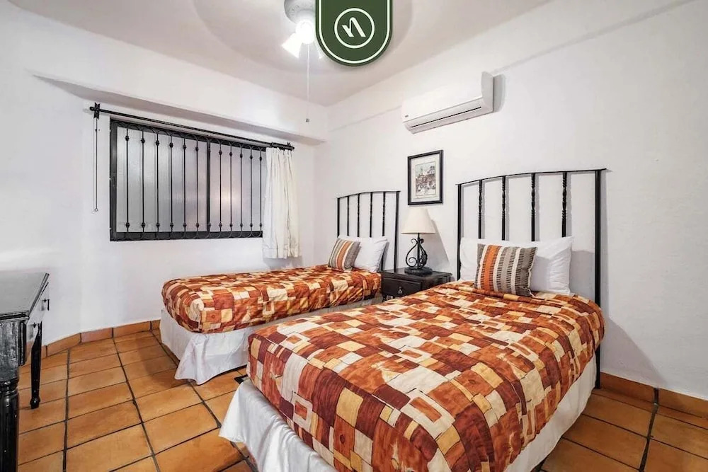 Amazing 2 BR Condo Overlooking the Pool - Romantic Zone