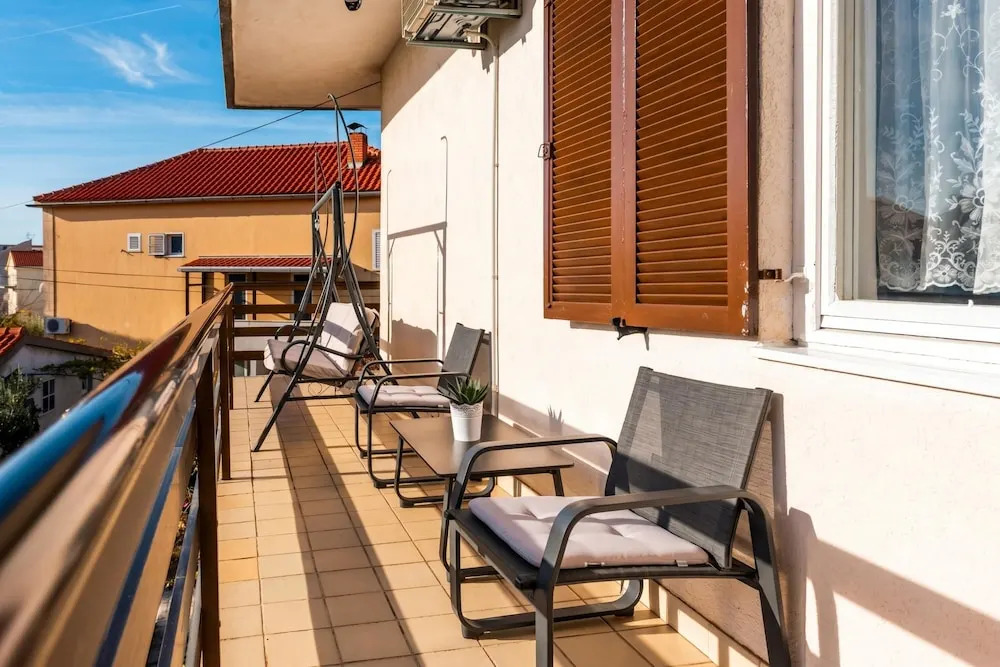 Spacious 2 Bedroom Apartment With Balcony