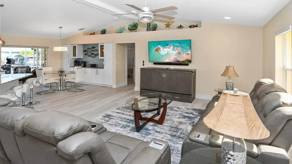 Just Chill Modern Canal Villa w Heated Pool