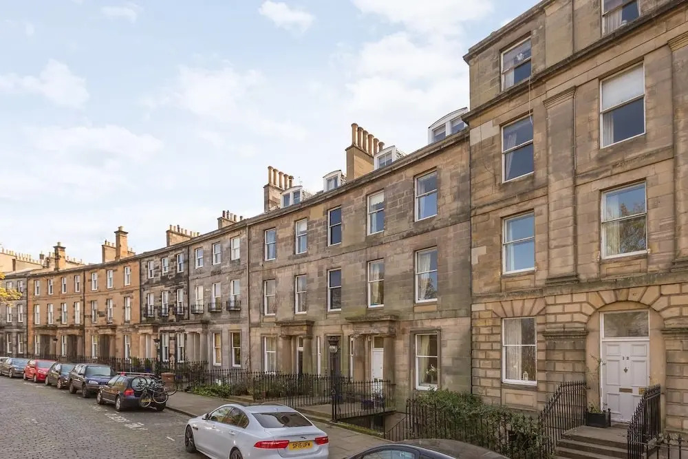 Lovely New Town 2 Bedroom Flat With Fireplace