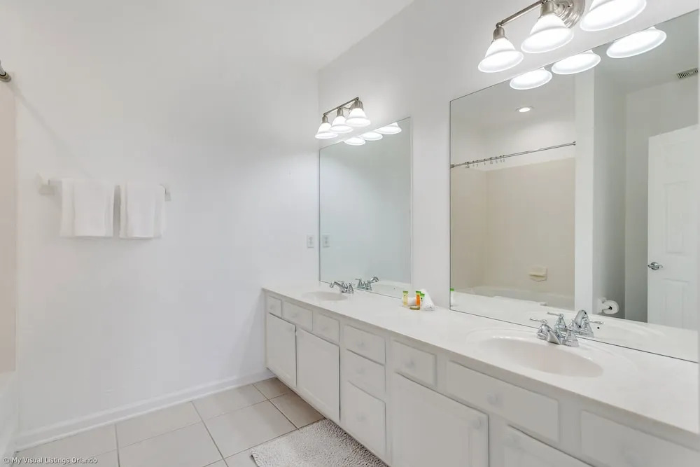 NEW Tastefully Designed Town Home. Close to Attractions, Steps From Convention Center! 3br/3ba #3vc138