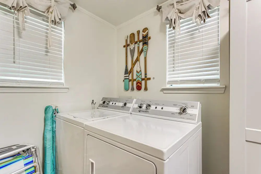 Walk to Beach, Gazebo w/ Hot Tub: Gulfport Gem!