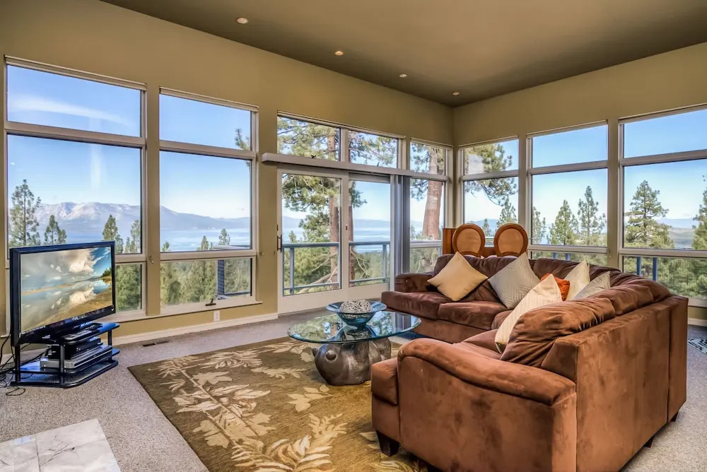 Panorama View Lodge with Stunning Lake Views by RedAwning
