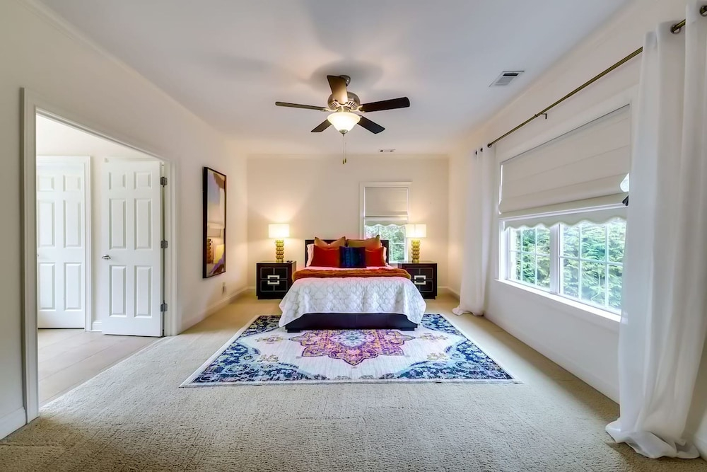 Luxe Gated Fenced Buckhead 6BD 8 5bth Sleeps 12