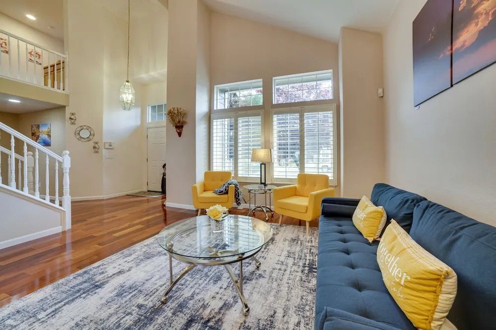 1 Mi to Downtown Reno: Spacious Home w/ Deck!