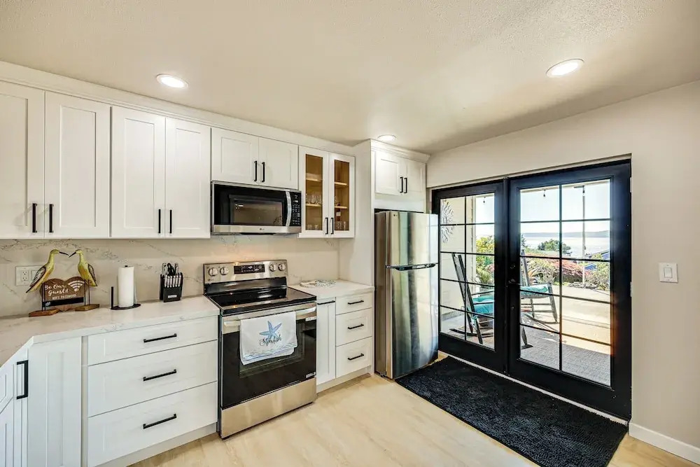 Puget Sound Views: Des Moines Apt w/ Patio