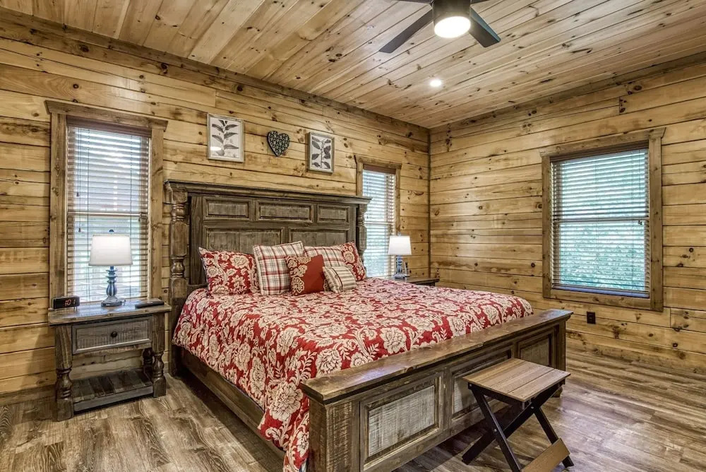 ERN841 - SWEET FEET RETREAT - LOCATION, LOCATION, AND PRIVATE INDOOR POOL! cabin