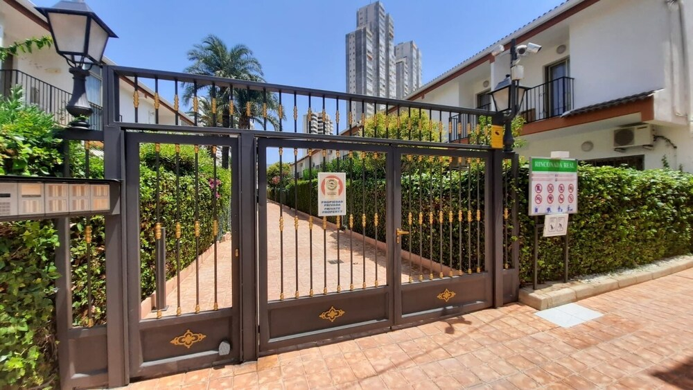 Two Bedroom Townhouse Bungalow In A Secure Complex In Benidorm Free Wifi