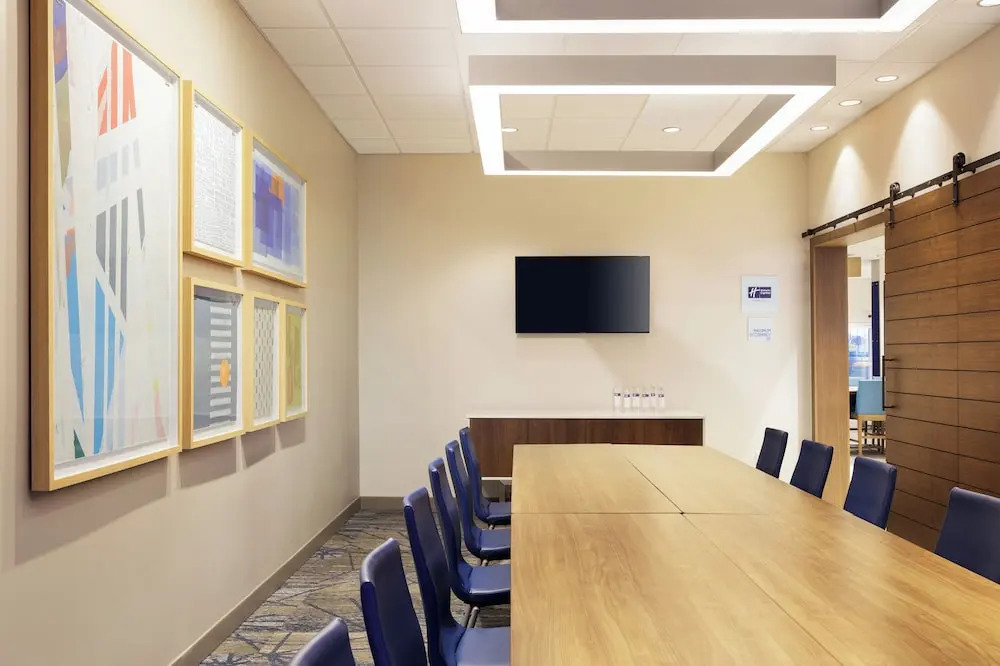 Holiday Inn Express and Suites Chicago West Oak Park by IHG