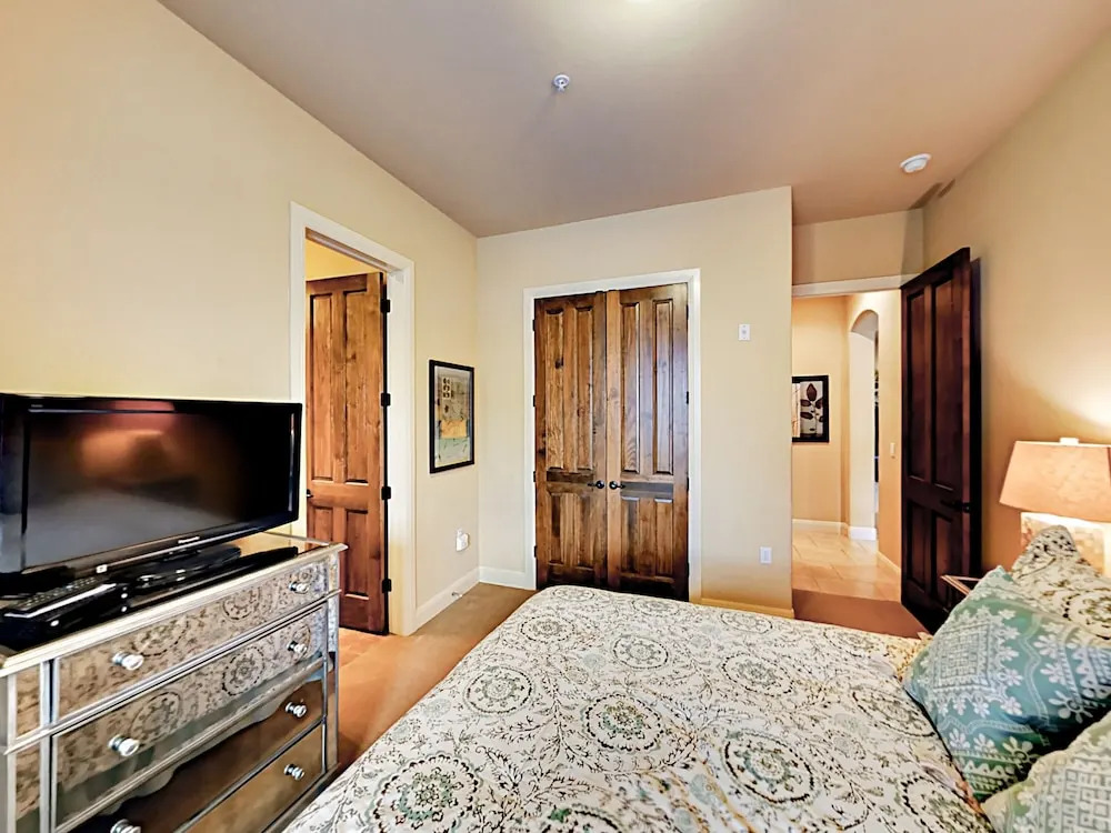 416 Lakeway - 3 Bedroom Condo