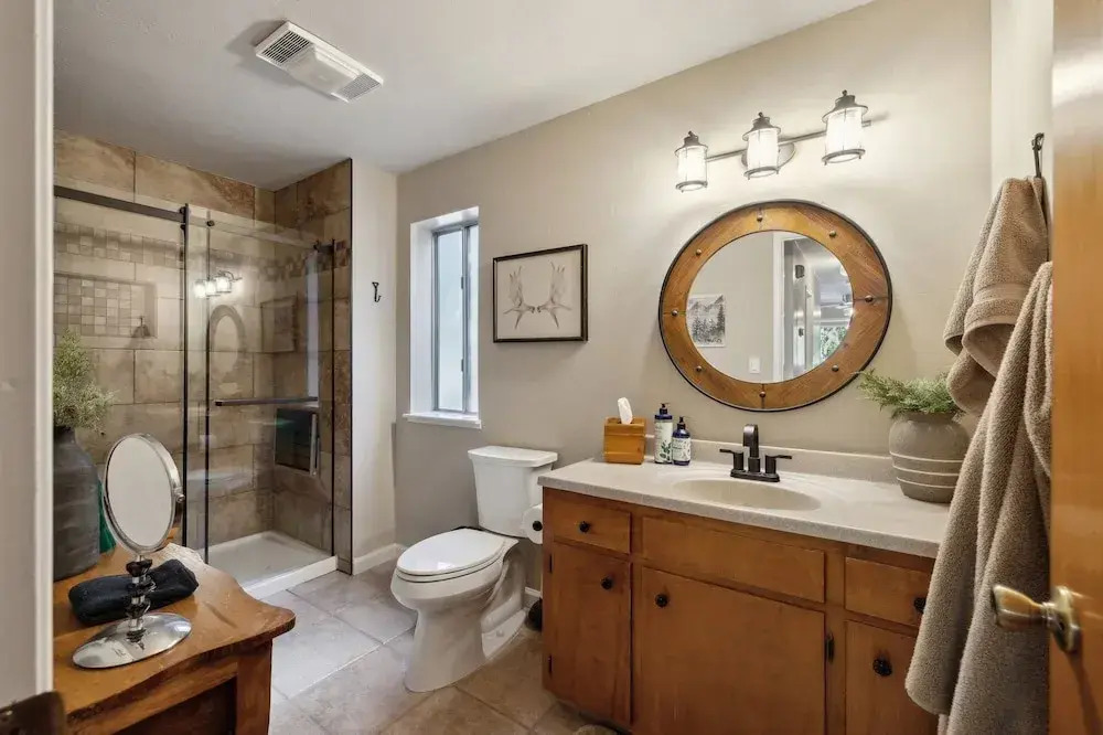 Whispering Pines Retreat 5 Bedroom Home by Yosemite Region Resorts