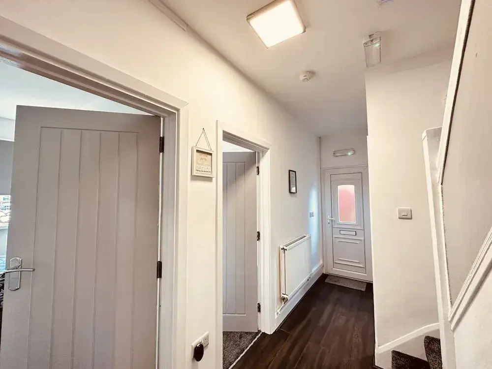 4 Bedroom House, 2 Bathroom-derby-close To Rolls Royce