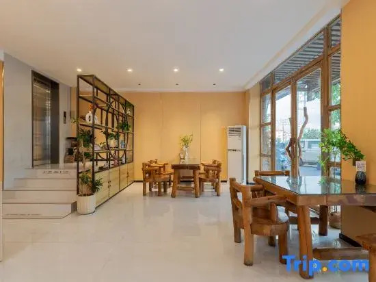 Haikou Rainbow Hotel (High-speed Railway East Station Branch)