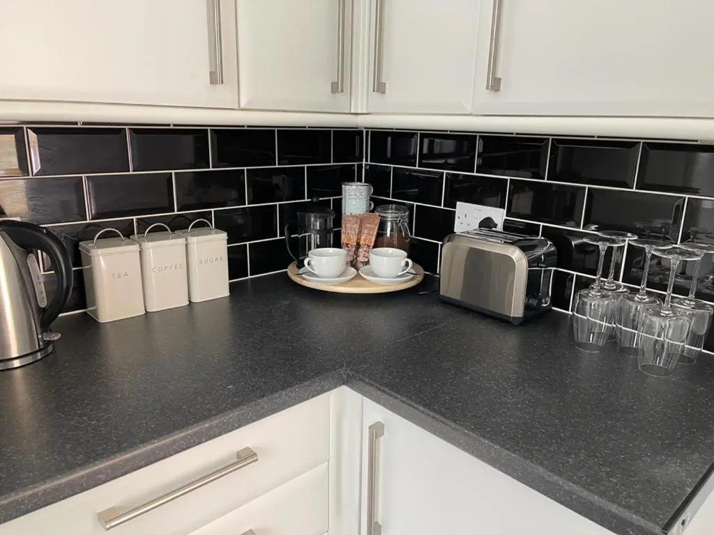 2-bed, Sleeps 4, Free Parking, Pets Allowed