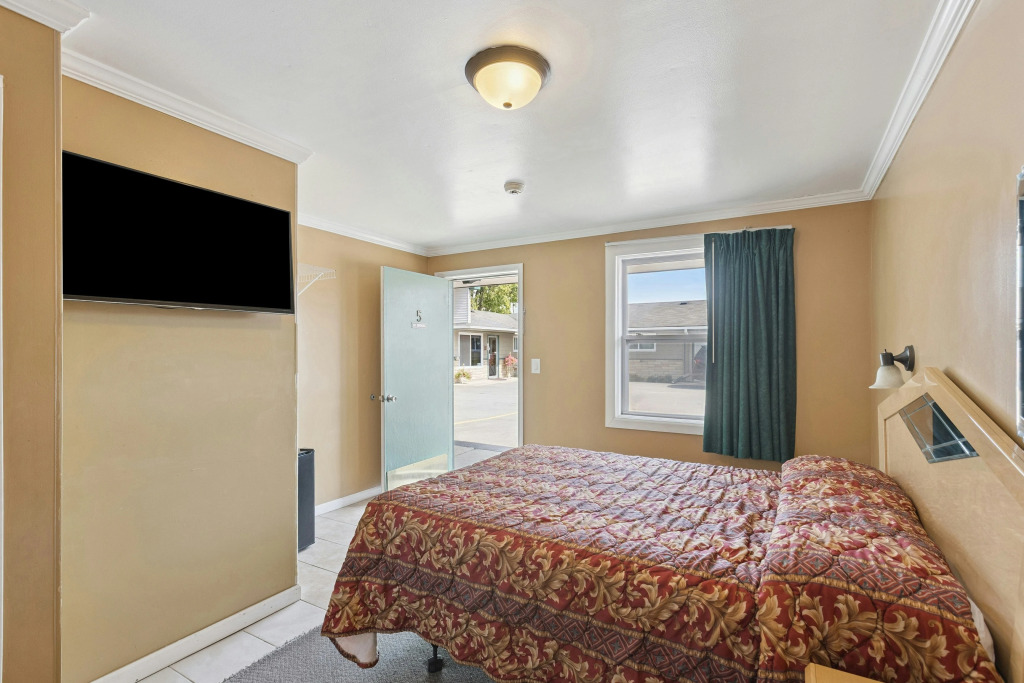 Currys Motel by OYO Saginaw MI