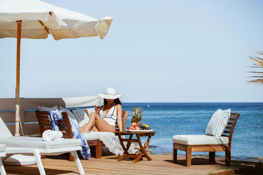 Beachfront Villa Diamond with a heated pool