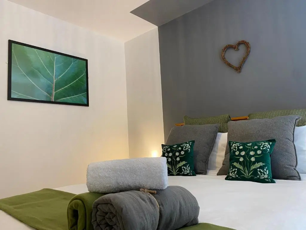 Trendy City Centre Hull Sleeps 2 or 4 with Free Secure Parking Traveller Award 2023