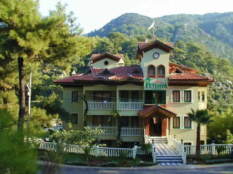 Club Petunya Apartments
