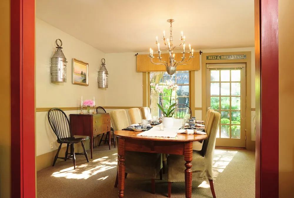 1795 Acorn Inn Bed and Breakfast