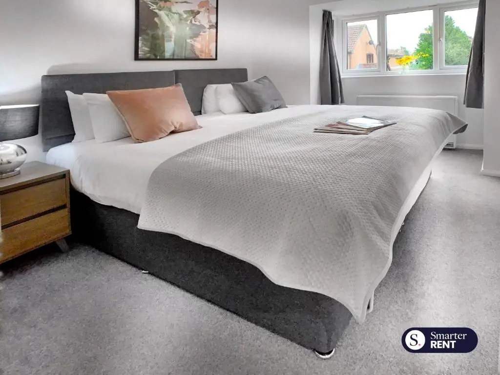 Maidenhead - 1 Bed Modern Flat - Private Entrance