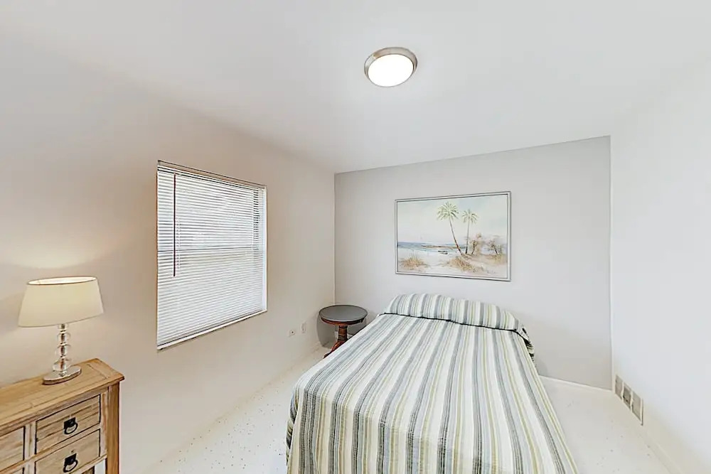 Sparkling W/ Private Lanai & Caged Pool 3 Bedroom Home